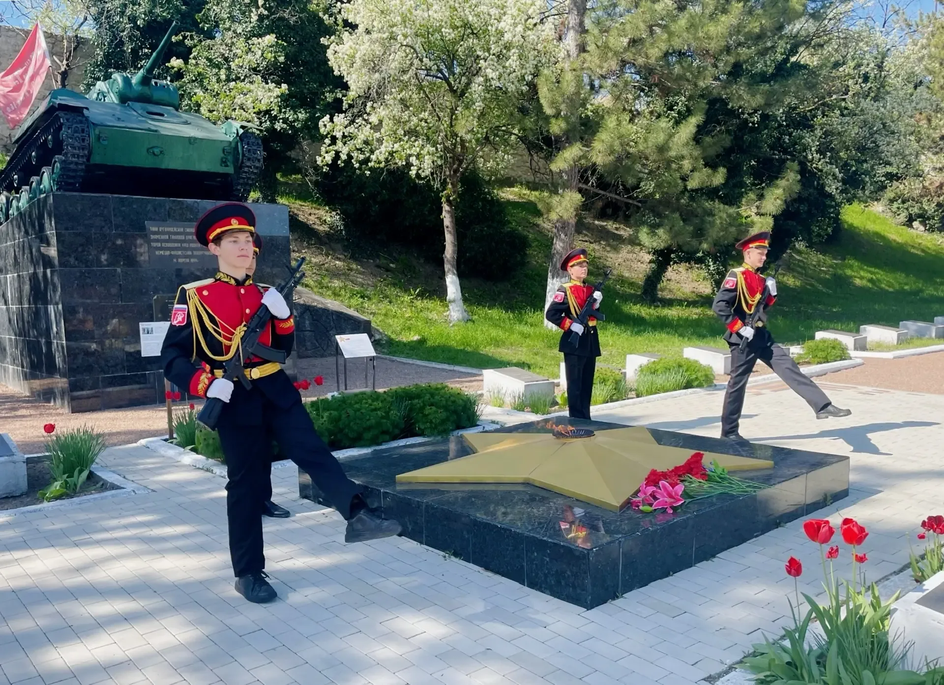 СВЯЩЕННЫЙ ДОЛГ ПАМЯТИ: СОКОЛ НА ПОСТУ №1  🇷🇺Юнармейский отряд «Сокол» с гордостью принимает участие 