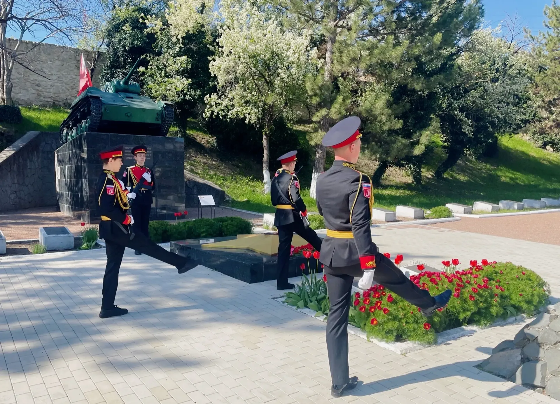 СВЯЩЕННЫЙ ДОЛГ ПАМЯТИ: СОКОЛ НА ПОСТУ №1  🇷🇺Юнармейский отряд «Сокол» с гордостью принимает участие 