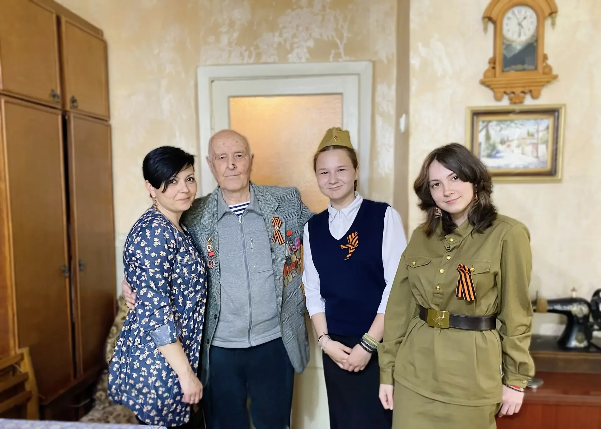 С ДНЕМ ПОБЕДЫ, ДОРОГИЕ ВЕТЕРАНЫ🌟  ✅В преддверии Великого праздника волонтеры  МБОУ «Гимназия им.Андр