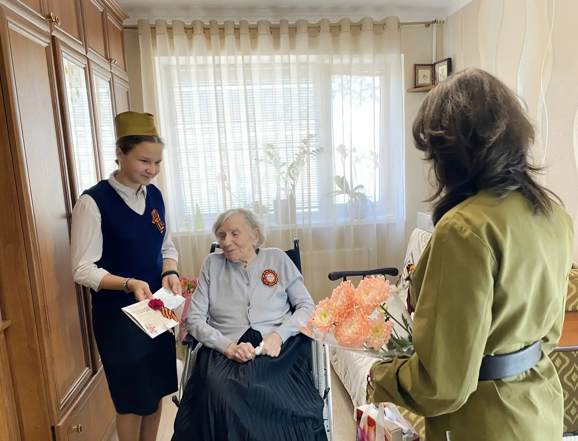 С ДНЕМ ПОБЕДЫ, ДОРОГИЕ ВЕТЕРАНЫ🌟  ✅В преддверии Великого праздника волонтеры  МБОУ «Гимназия им.Андр