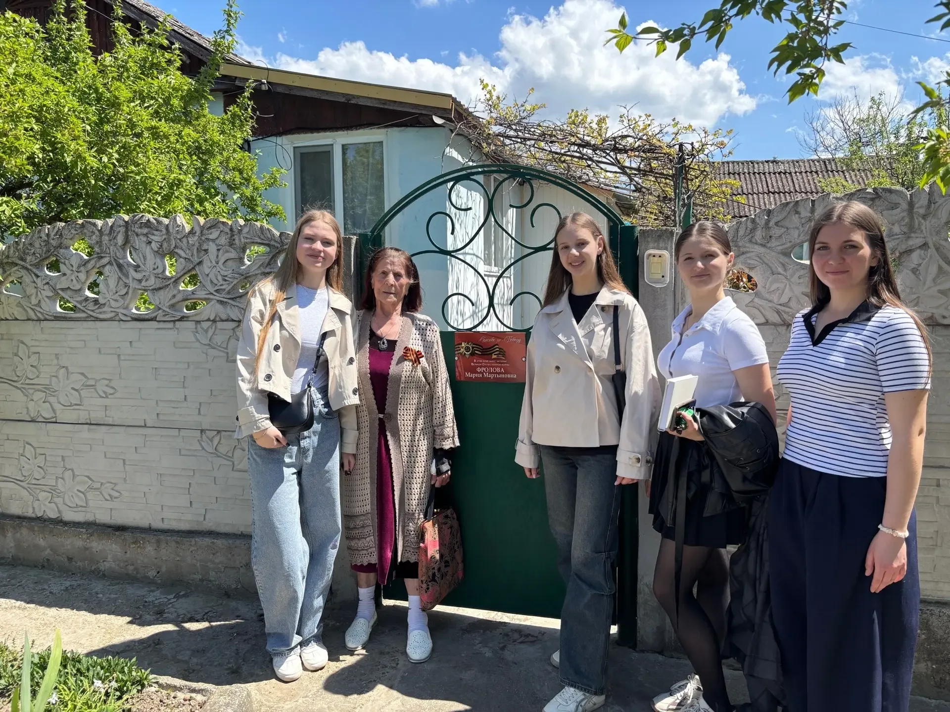 ПОЗДРАВЛЯЕМ ВЕТЕРАНОВ С ДНЕМ ПОБЕДЫ🌟  ✅В преддверии великого Дня Победы волонтеры МБОУ «Гимназии им.