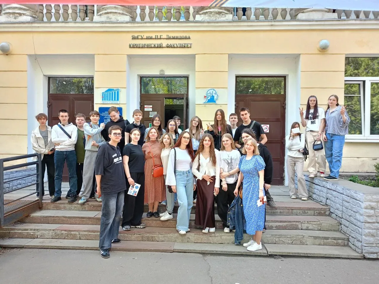 🎖️ Нам дороги эти позабыть нельзя  📌 5 мая 9–11 классы нашей школы посетили просветительскую площадк