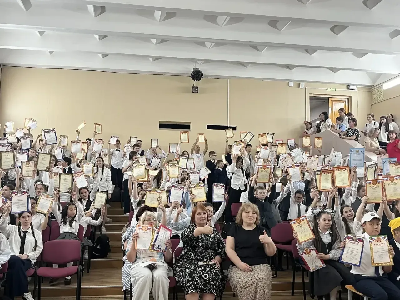 Награждение лучших!  Сегодня в нашей школе прошла торжественная церемония награждения «Звездопад 202