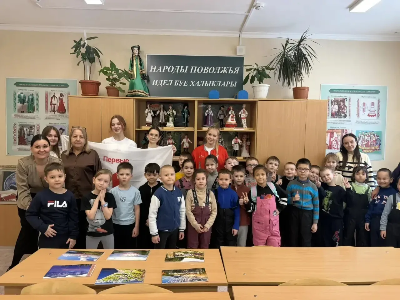 Путешествие в прошлое 🏺🏠 День музея 🎞️  Сегодня нашу школу вновь посетили воспитанники детского сада