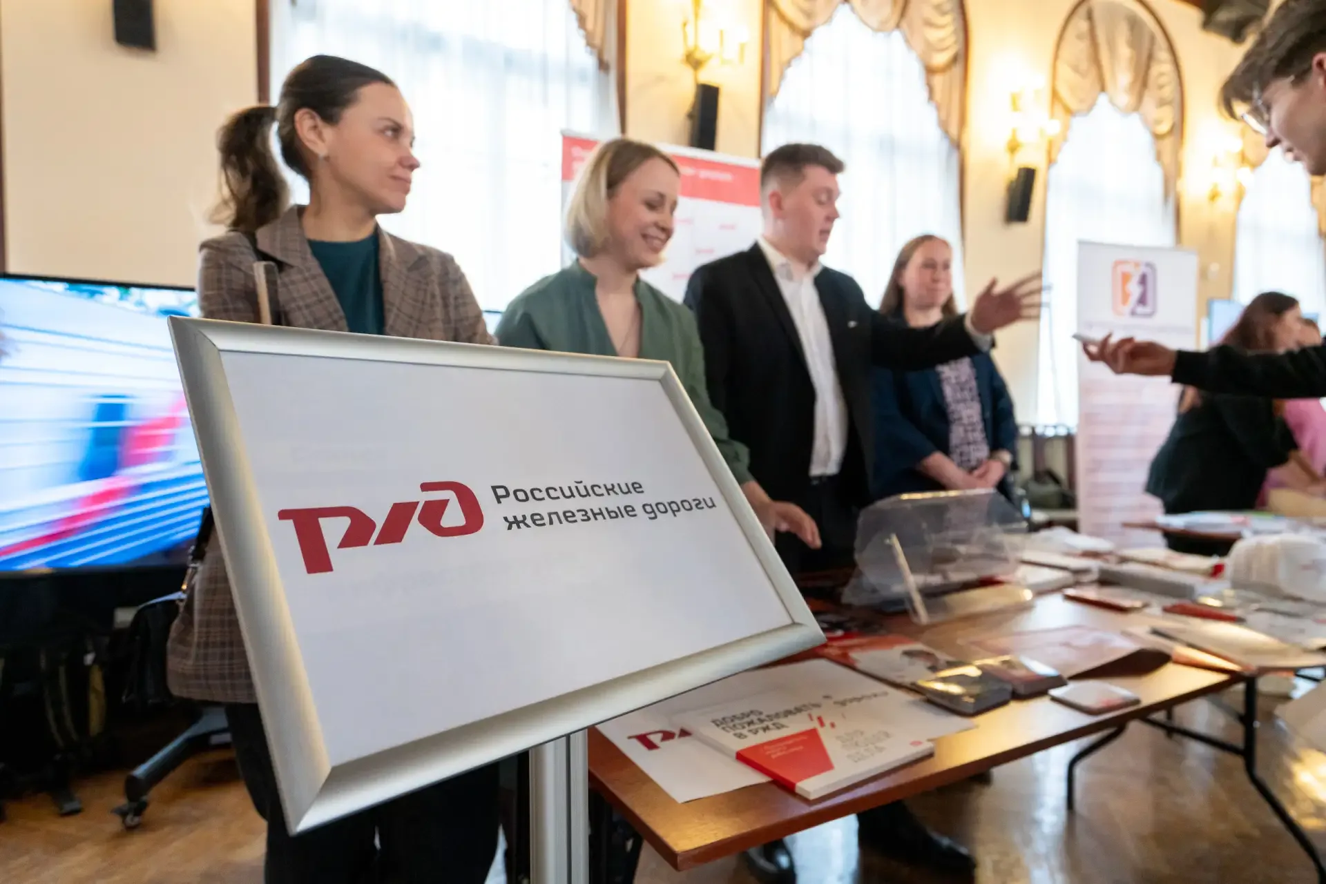 ⚡ Ярмарка вакансий состоялась в университете.   В ходе мероприятия более 600 студентов пообщались с 