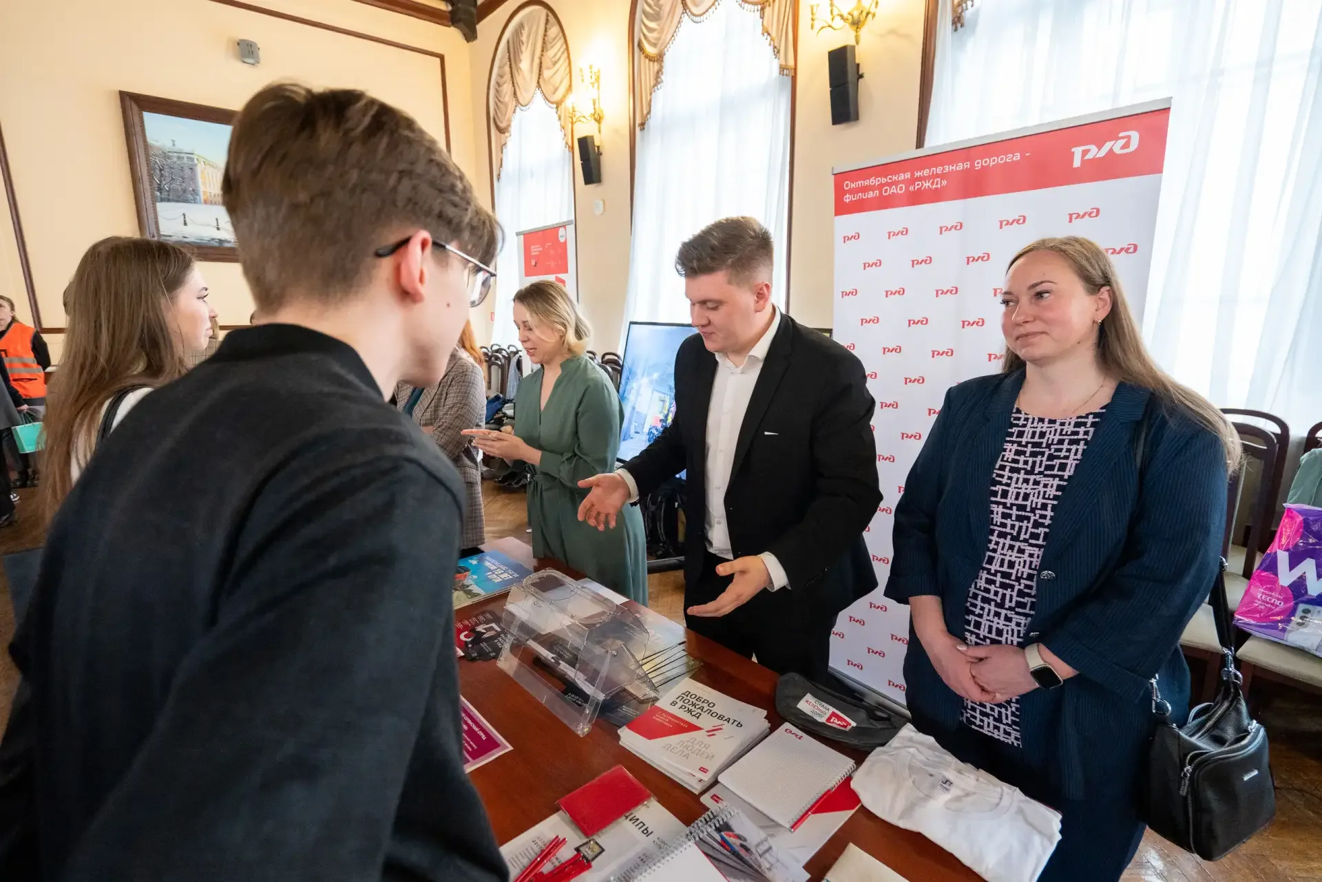 ⚡ Ярмарка вакансий состоялась в университете.   В ходе мероприятия более 600 студентов пообщались с 