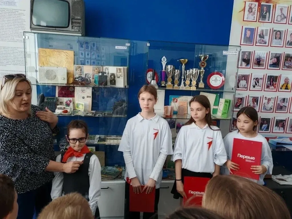 Что скрывает школьный музей?!🫣  А он от нас ничего и не скрывает! Музей нам, наоборот, показывает и 