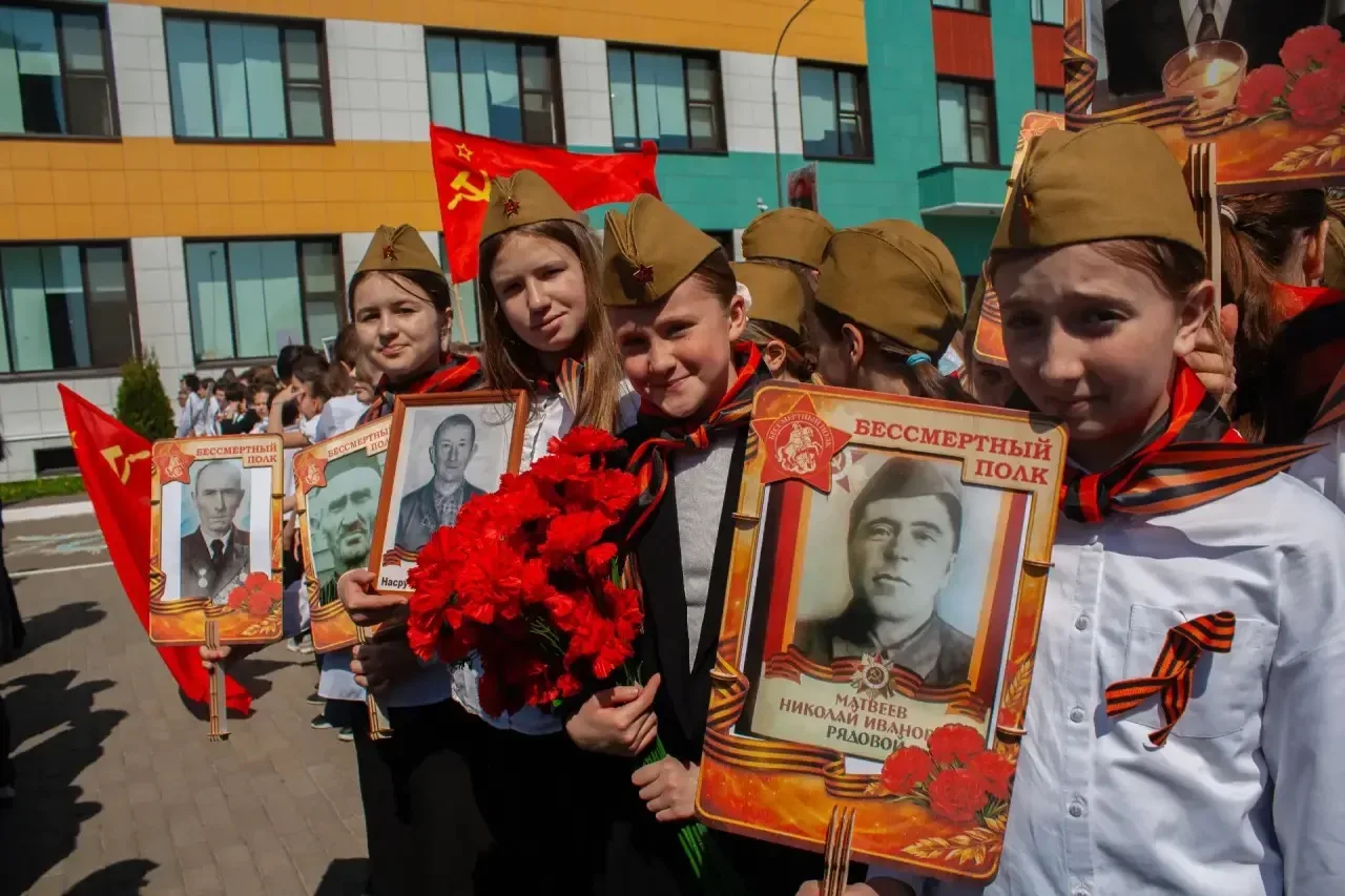 🇷🇺 БЕССМЕРТНЫЙ ПОЛК🕊️  Сегодня вся наша страна объединилась в великом шествии, и Гимназия 180 не ста