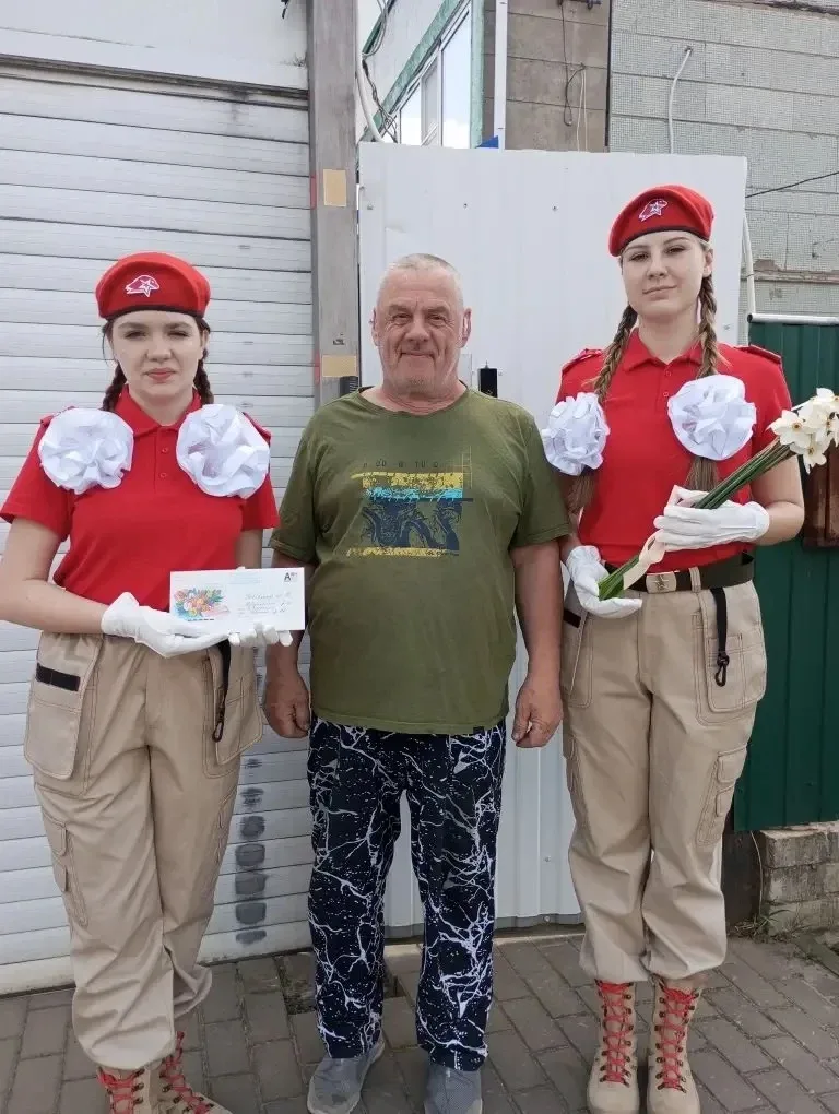 🇷🇺 Память поколений: Волонтёры Победы нашей школы поздравили ветеранов с наступающим 9 Мая  В преддв