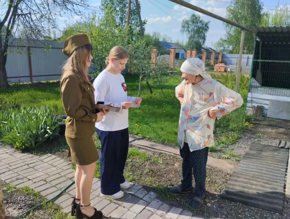 🇷🇺 Память поколений: Волонтёры Победы нашей школы поздравили ветеранов с наступающим 9 Мая  В преддв