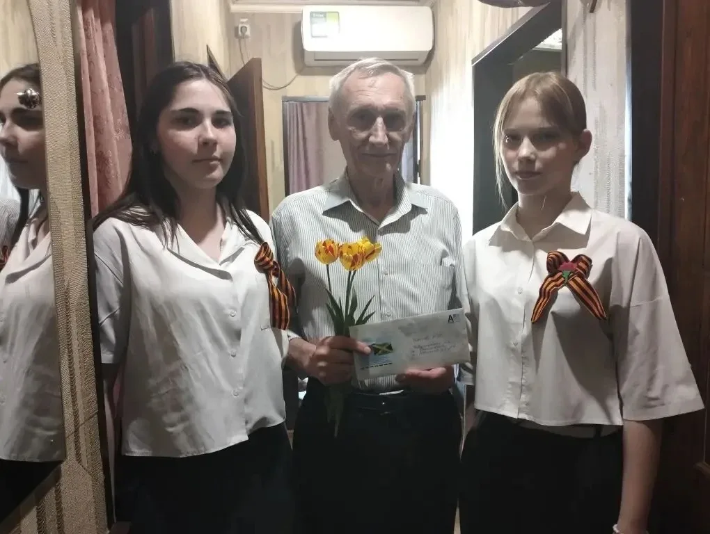 🇷🇺 Память поколений: Волонтёры Победы нашей школы поздравили ветеранов с наступающим 9 Мая  В преддв