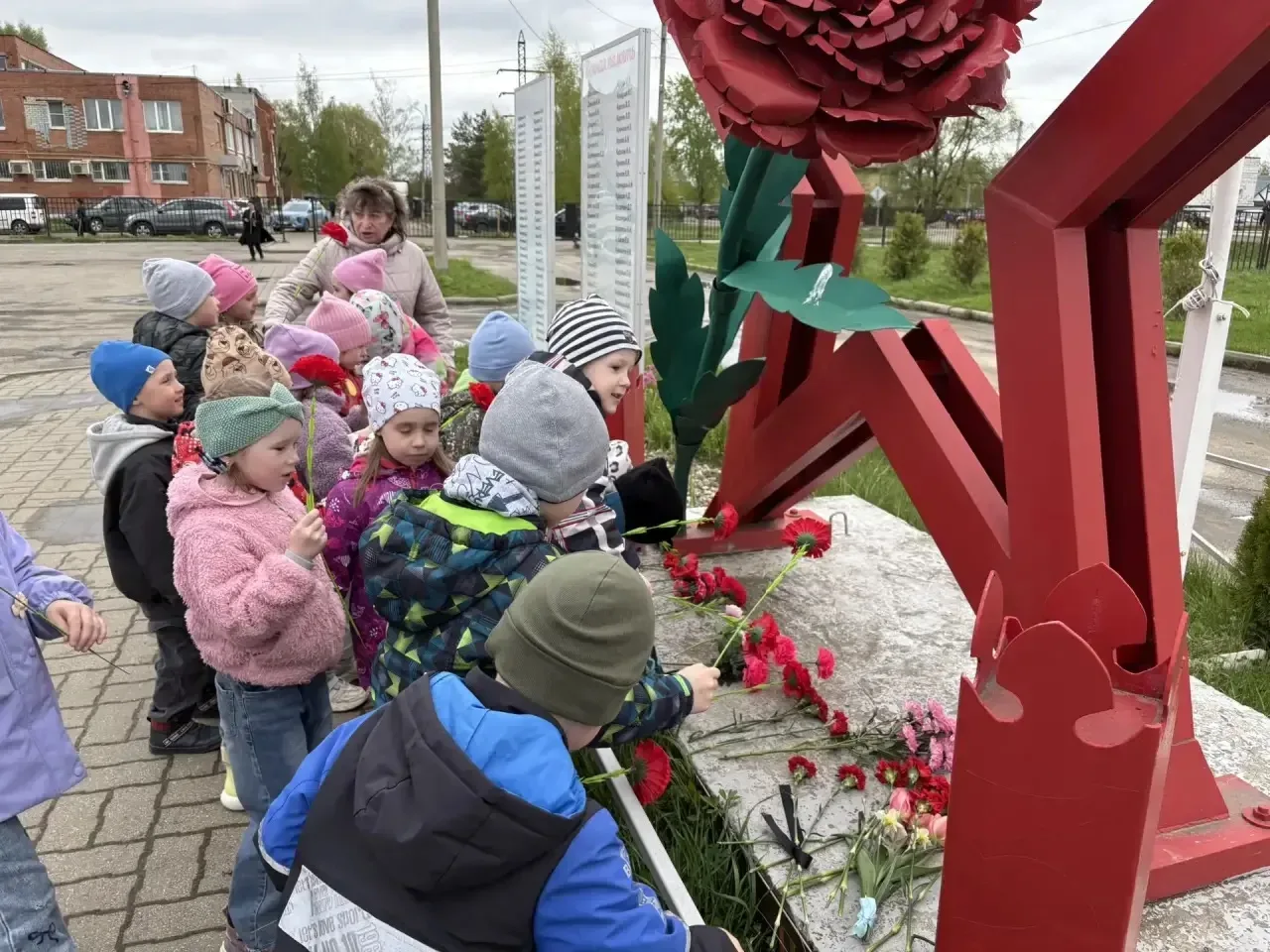 🇷🇺 Никто не забыт, ничто не забыто  Воспитанники детского сада «Родничок» совершили трогательное тор
