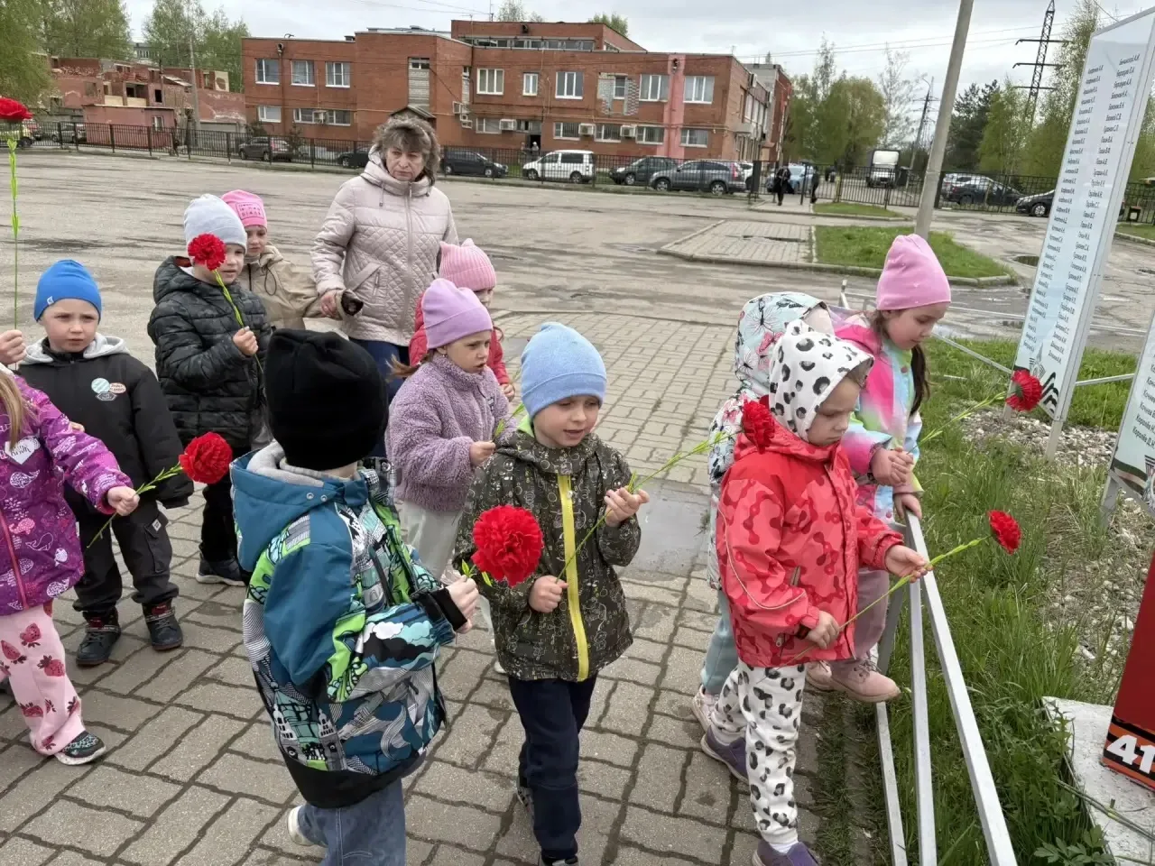 🇷🇺 Никто не забыт, ничто не забыто  Воспитанники детского сада «Родничок» совершили трогательное тор