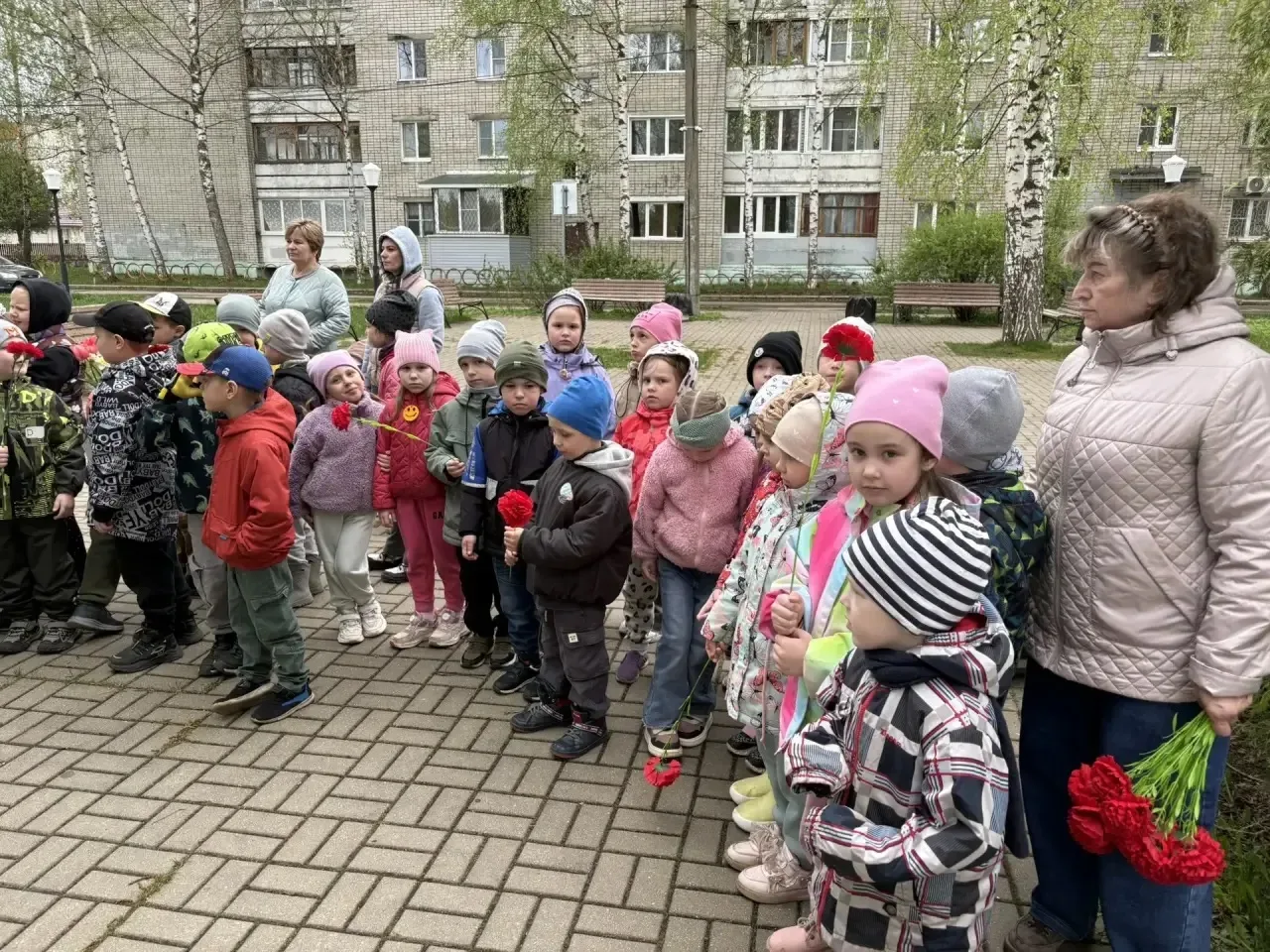 🇷🇺 Никто не забыт, ничто не забыто  Воспитанники детского сада «Родничок» совершили трогательное тор