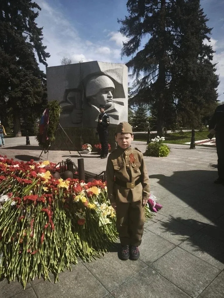 Цветы памяти  В День Победы наши воспитанники вместе с родителями возложили цветы к памятным местам 