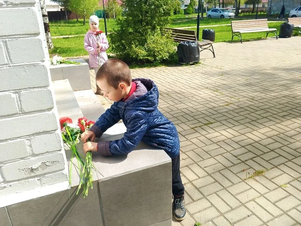 Цветы памяти  В День Победы наши воспитанники вместе с родителями возложили цветы к памятным местам 