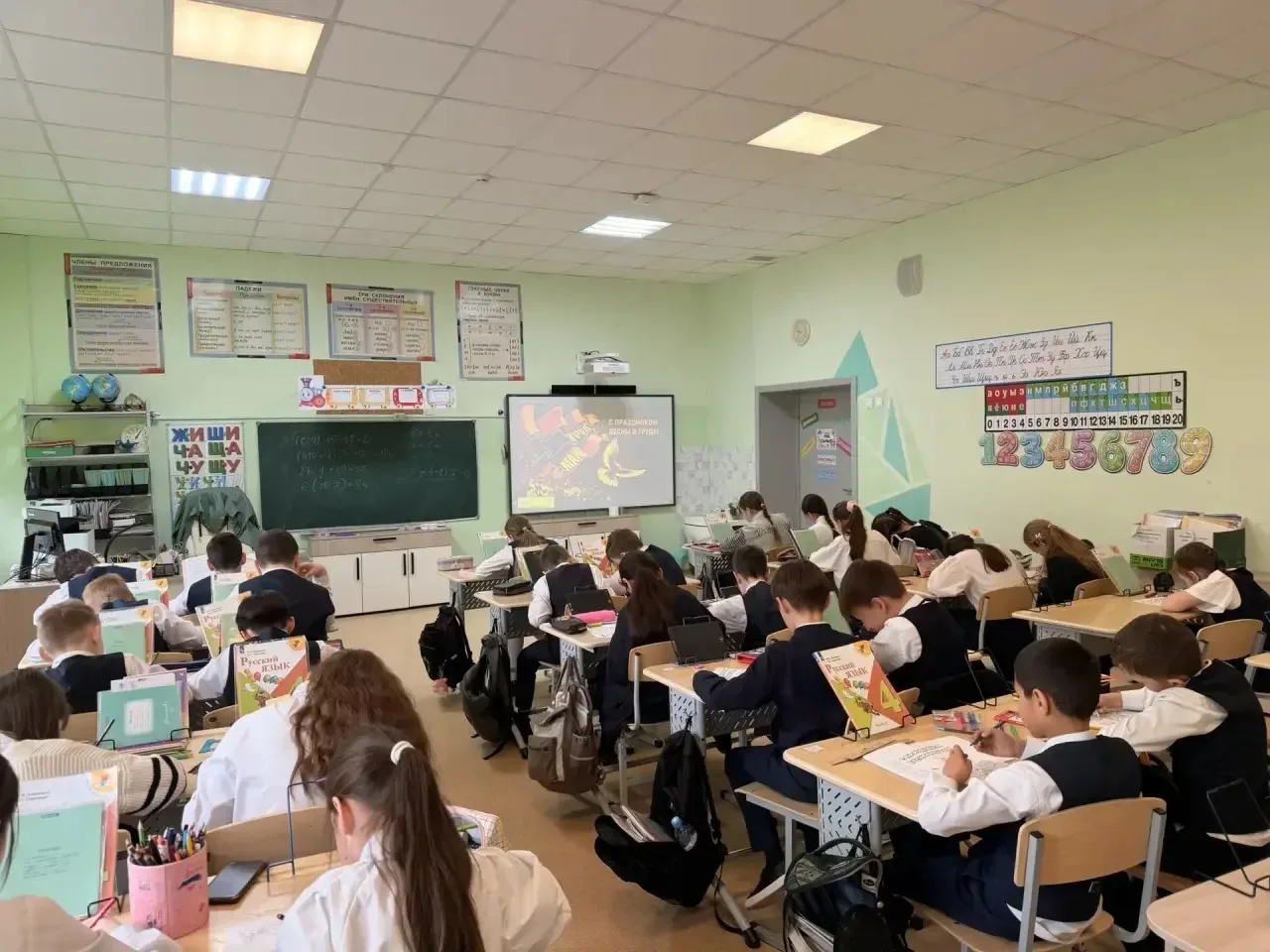 🎨 В преддверии 1 Мая — праздника Весны и Труда — наши юные творцы собрались на особенный мастер-клас