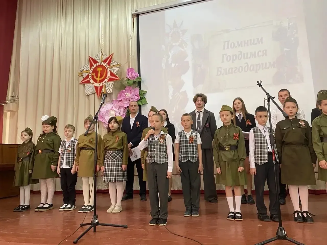 🕯️Наша школа почтила память героев Великой Победы! 🇷🇺  9 мая – День Победы советского народа в Велик