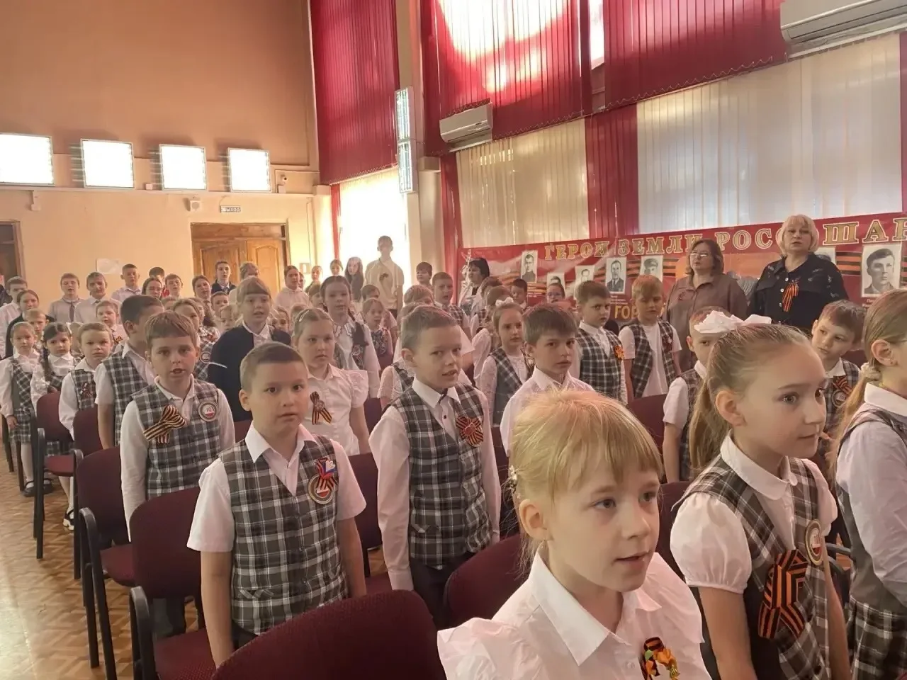 🕯️Наша школа почтила память героев Великой Победы! 🇷🇺  9 мая – День Победы советского народа в Велик