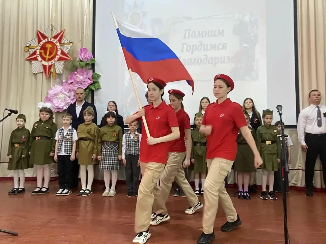 🕯️Наша школа почтила память героев Великой Победы! 🇷🇺  9 мая – День Победы советского народа в Велик