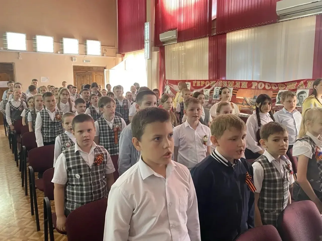 🕯️Наша школа почтила память героев Великой Победы! 🇷🇺  9 мая – День Победы советского народа в Велик