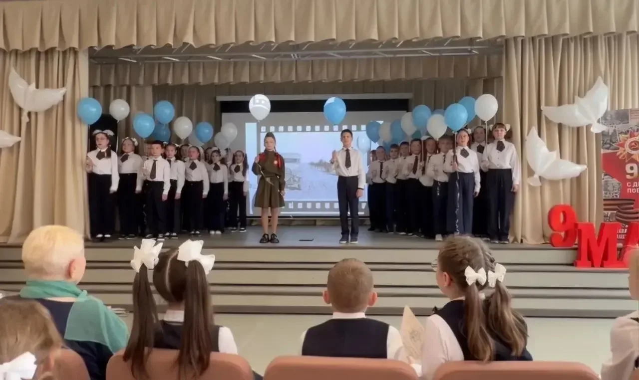 Сегодня учащиеся 3 классов приняли участие в традиционном фестивале «Синий платочек»,  посвящённом 8