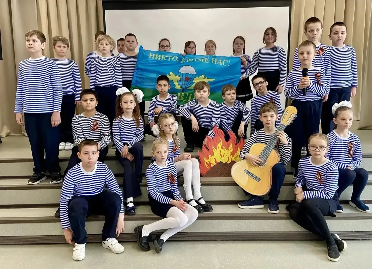 Сегодня учащиеся 3 классов приняли участие в традиционном фестивале «Синий платочек»,  посвящённом 8