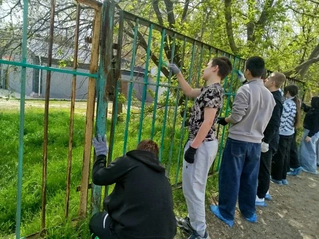 💥 ✌Ученики и родители вместе привели школьный забор в порядок  ✅ Завершена масштабная работа по обно