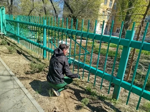 💥 ✌Ученики и родители вместе привели школьный забор в порядок  ✅ Завершена масштабная работа по обно