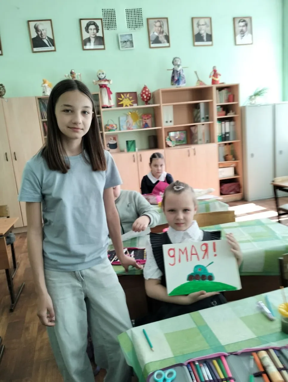 В преддверии великого праздника — Дня Победы — ученицы 5 «А» класса Елфимова Мирослава и Симиненко М