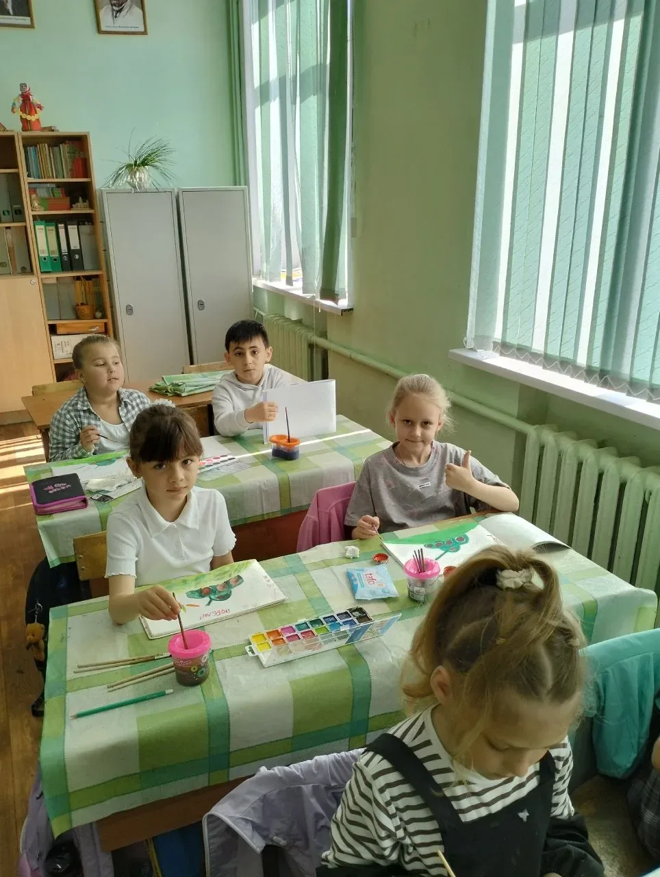 В преддверии великого праздника — Дня Победы — ученицы 5 «А» класса Елфимова Мирослава и Симиненко М