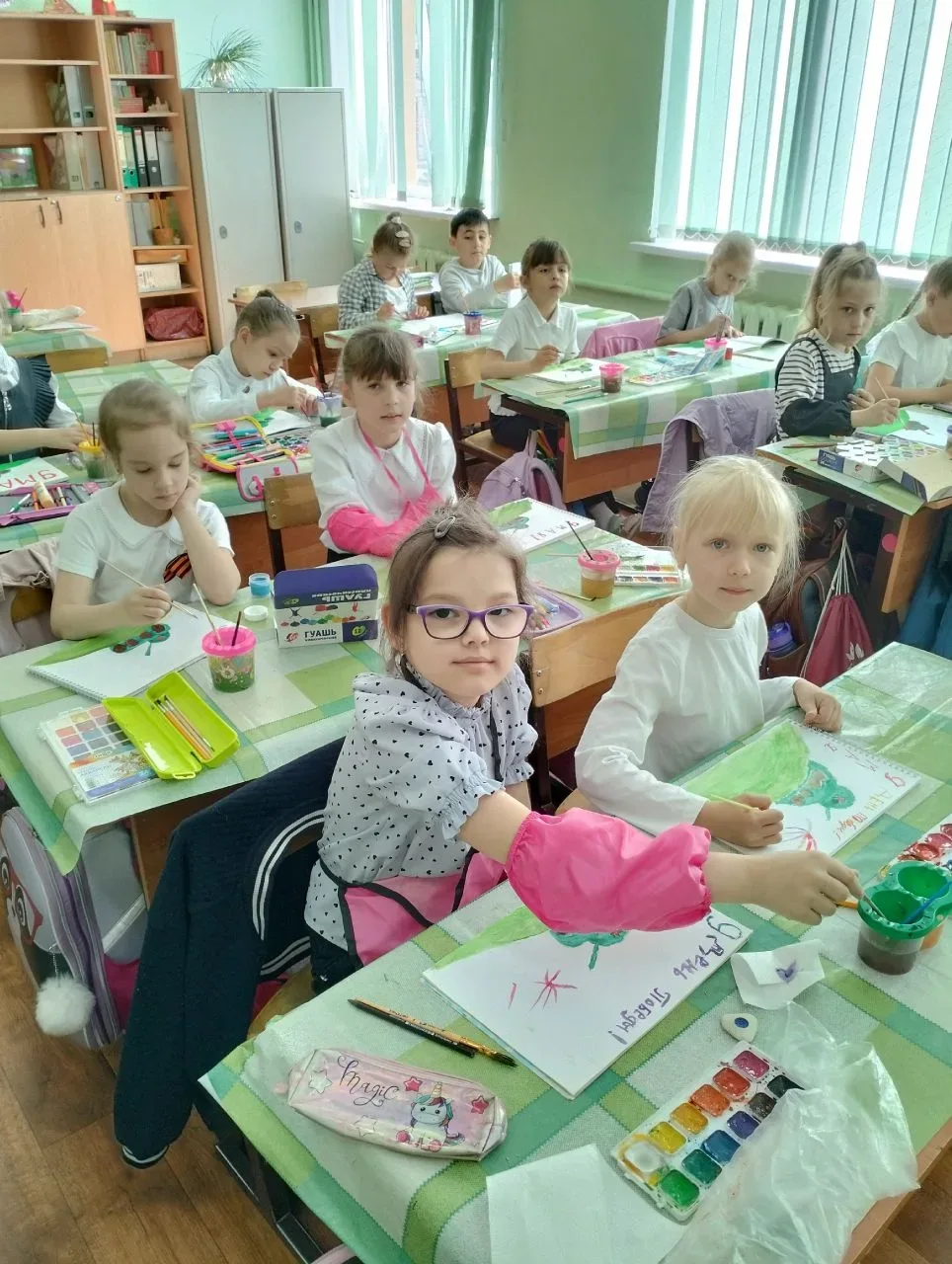 В преддверии великого праздника — Дня Победы — ученицы 5 «А» класса Елфимова Мирослава и Симиненко М