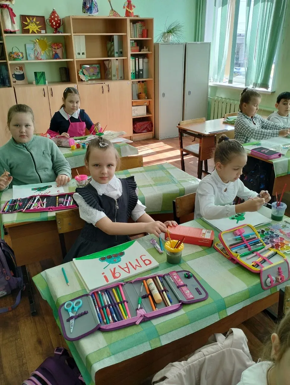 В преддверии великого праздника — Дня Победы — ученицы 5 «А» класса Елфимова Мирослава и Симиненко М