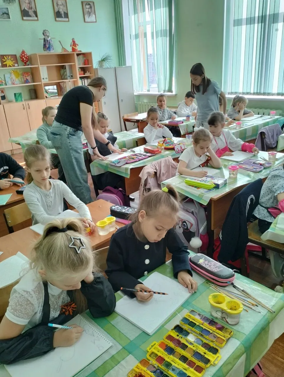 В преддверии великого праздника — Дня Победы — ученицы 5 «А» класса Елфимова Мирослава и Симиненко М