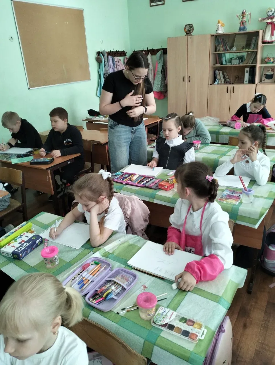 В преддверии великого праздника — Дня Победы — ученицы 5 «А» класса Елфимова Мирослава и Симиненко М