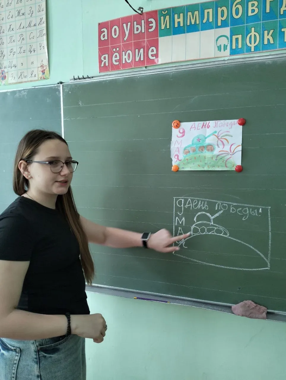 В преддверии великого праздника — Дня Победы — ученицы 5 «А» класса Елфимова Мирослава и Симиненко М