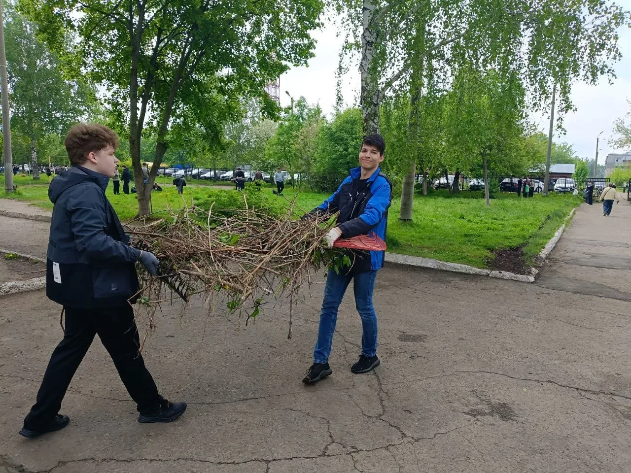 ☀️С наступлением тёплой, солнечной погоды ученики  гимназии решили привести в порядок школьную терри
