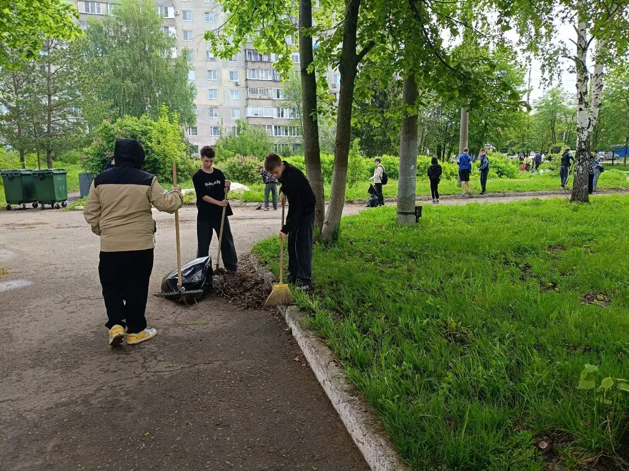 ☀️С наступлением тёплой, солнечной погоды ученики  гимназии решили привести в порядок школьную терри