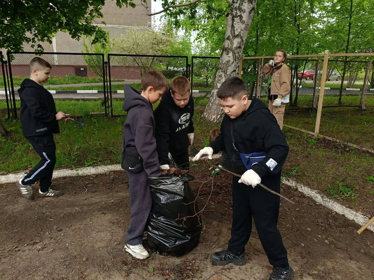 ☀️С наступлением тёплой, солнечной погоды ученики  гимназии решили привести в порядок школьную терри