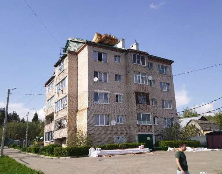 В деревне Благое городского округа Домодедово выполняют капитальный ремонт крыши дома № 26  🏢 В доме