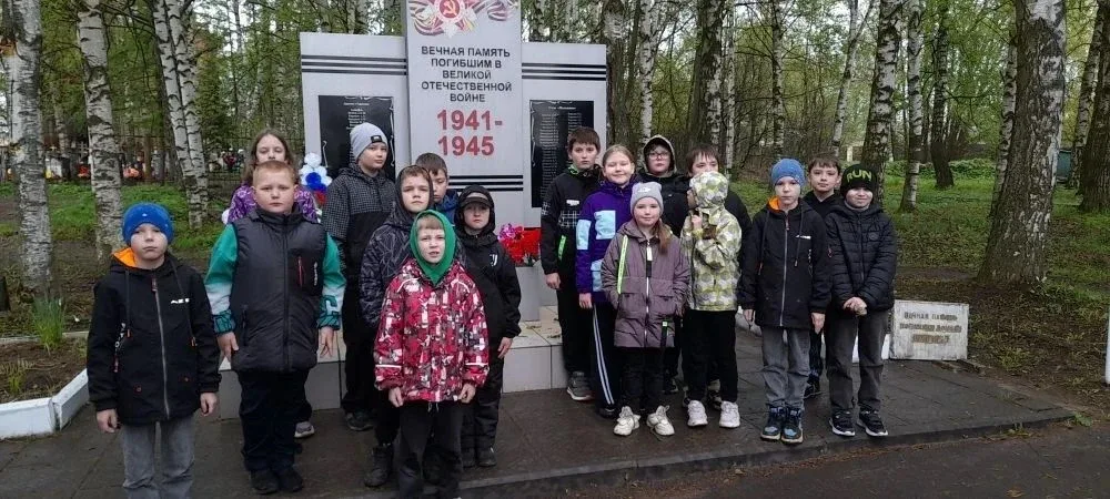 Поход к памятнику погибшим воинам: ученики школы №69 почтили память героев.   13 мая ученики 1-8 и 3