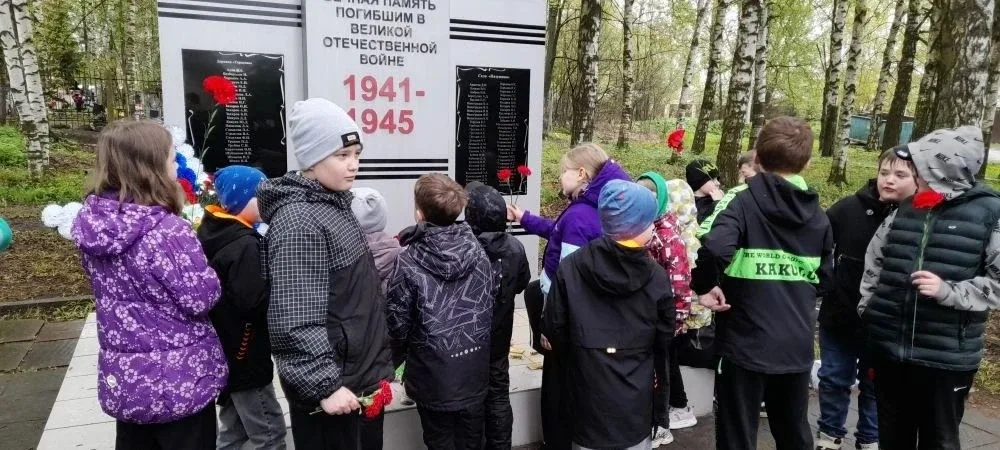 Поход к памятнику погибшим воинам: ученики школы №69 почтили память героев.   13 мая ученики 1-8 и 3