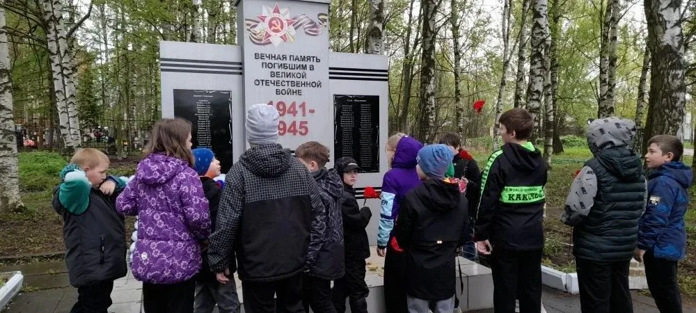Поход к памятнику погибшим воинам: ученики школы №69 почтили память героев.   13 мая ученики 1-8 и 3