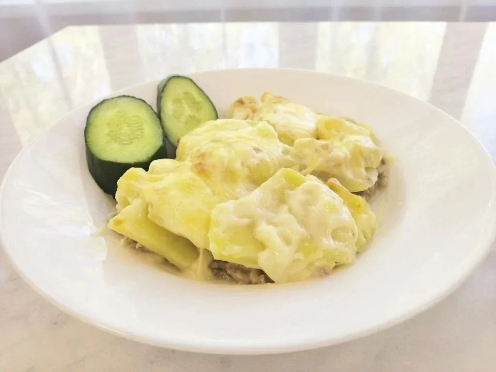 #ШкольноеБлюдо  🥘Мясо по-французски  ☝Блюдо «мясо по-французски» не имеет прямого происхождения из Ф