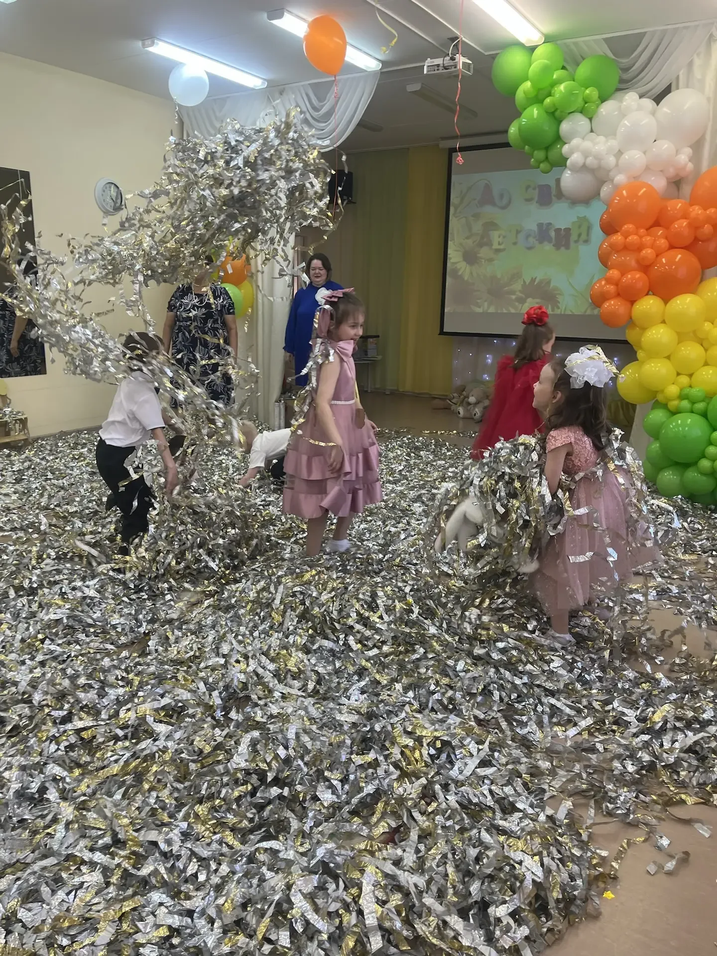 Сегодня в 20 группе прошел замечательный выпускной вечер! 🎉 Дети радовали нас своими талантами: звуч