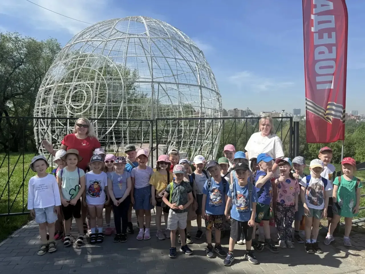 🚀🚀 36-я группа: Пешком к звёздам! 🍦👣  Сегодня ребята из 36-й группы вместе с воспитателями и родител