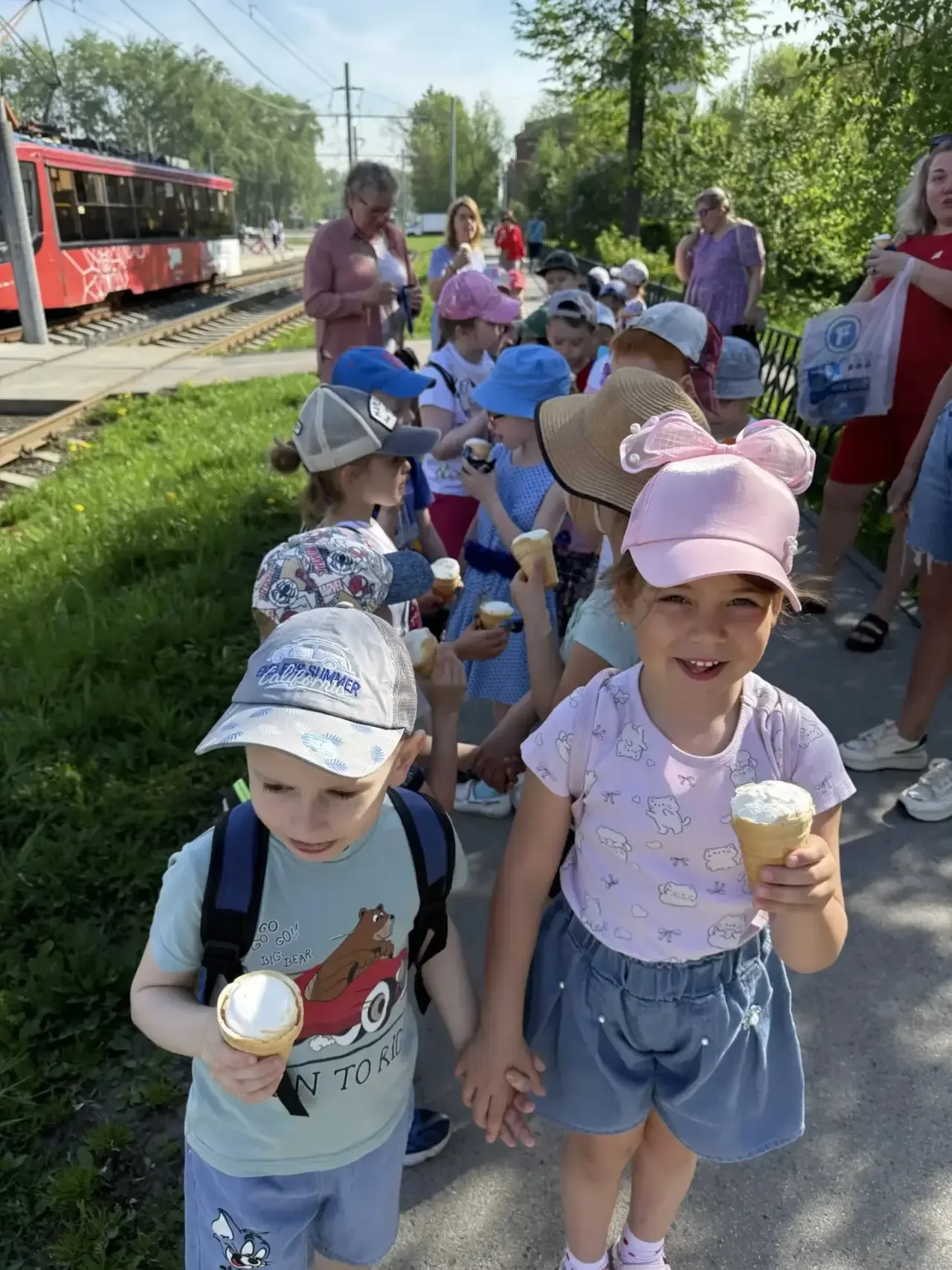🚀🚀 36-я группа: Пешком к звёздам! 🍦👣  Сегодня ребята из 36-й группы вместе с воспитателями и родител