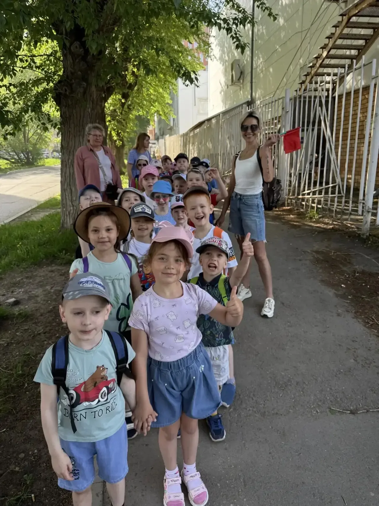 🚀🚀 36-я группа: Пешком к звёздам! 🍦👣  Сегодня ребята из 36-й группы вместе с воспитателями и родител