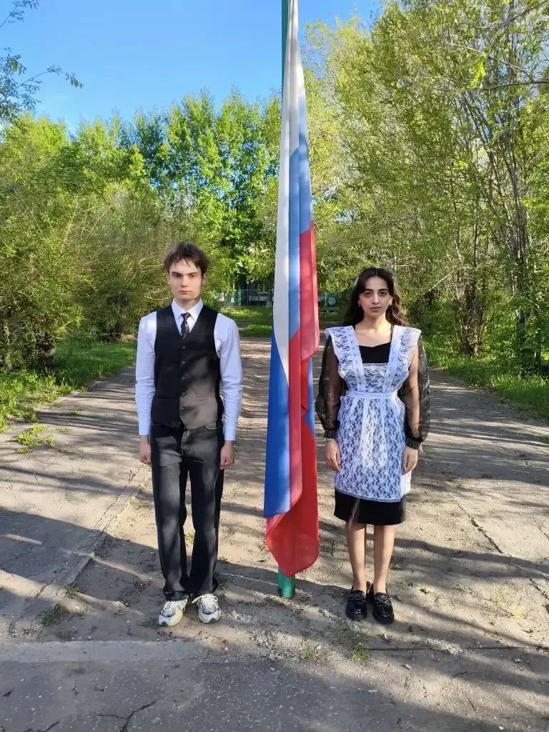 🇷🇺 Торжественная линейка. Поднятие флага. Гимн.  Каждый понедельник в Школе № 50 начинается с главны
