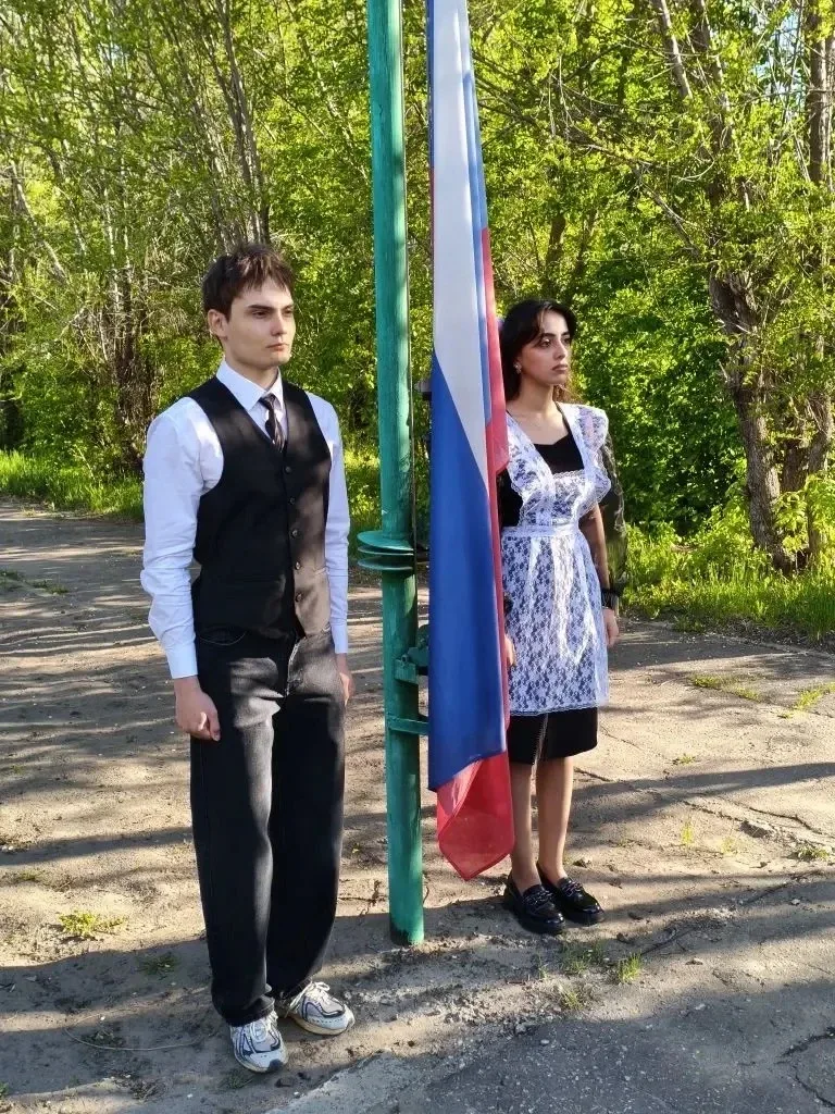 🇷🇺 Торжественная линейка. Поднятие флага. Гимн.  Каждый понедельник в Школе № 50 начинается с главны